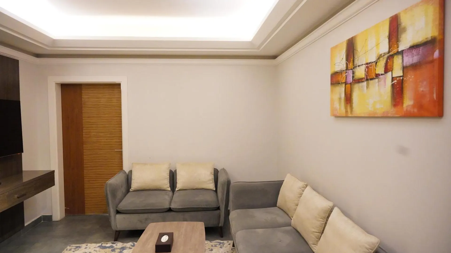الرياض فندق مومنتس ليفنج - Moments living hotel 3*,